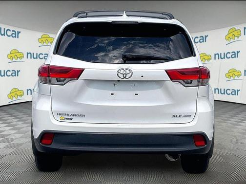 White 2019 Toyota Highlander XLE
