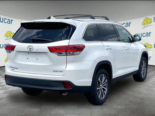 White 2019 Toyota Highlander XLE