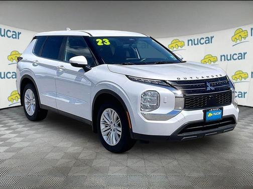 White 2023 Mitsubishi Outlander ES