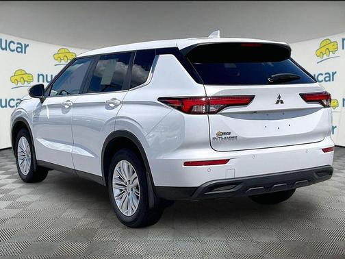 White 2023 Mitsubishi Outlander ES