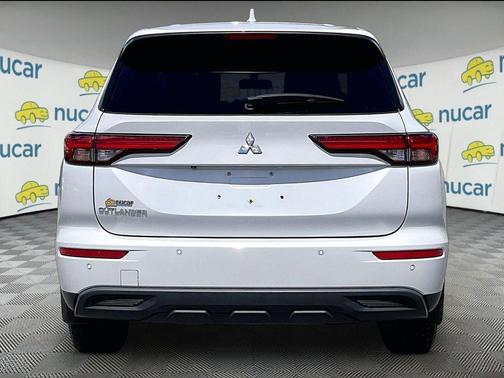 White 2023 Mitsubishi Outlander ES