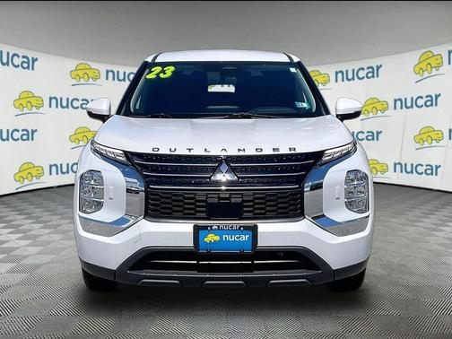 White 2023 Mitsubishi Outlander ES