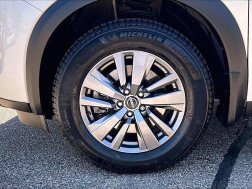 White 2023 Nissan Pathfinder SV