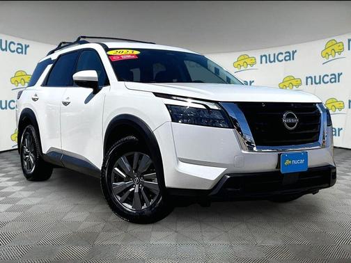 White 2023 Nissan Pathfinder SV