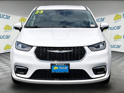 White 2023 Chrysler Pacifica Touring-L