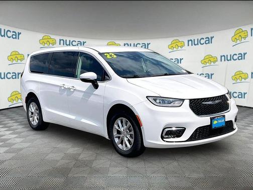 White 2023 Chrysler Pacifica Touring-L