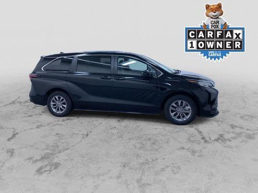 2022 Toyota Sienna LE