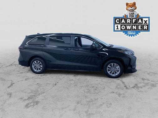 Midnight Black Metallic 2026 Toyota Sienna LE