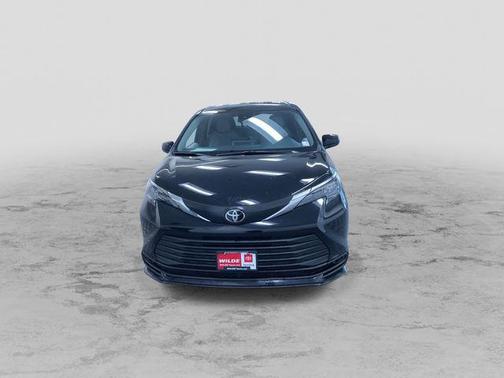 Midnight Black Metallic 2026 Toyota Sienna LE