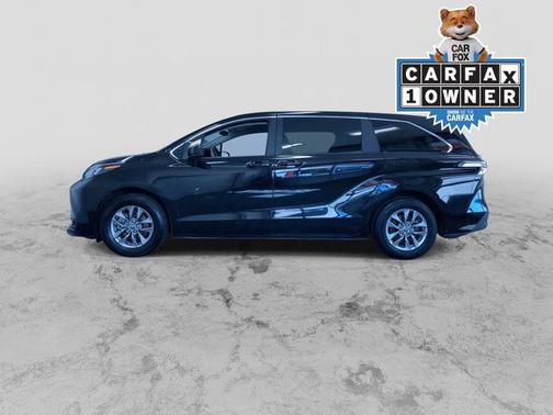 2025 Toyota Sienna LE