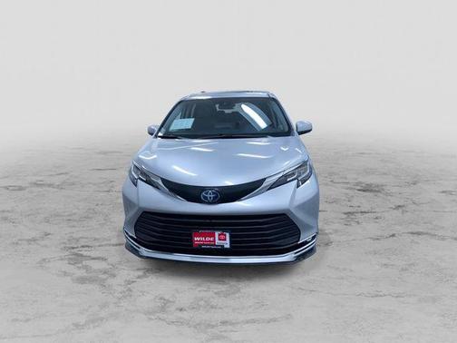 2021 Toyota Sienna XLE 8 Passenger