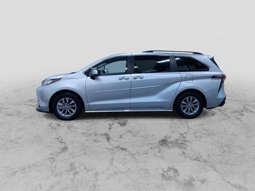 2021 Toyota Sienna XLE 8 Passenger