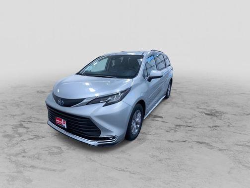 2021 Toyota Sienna XLE 8 Passenger