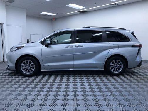 2021 Toyota Sienna XLE 8 Passenger
