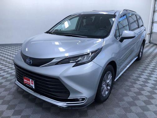 2021 Toyota Sienna XLE 8 Passenger