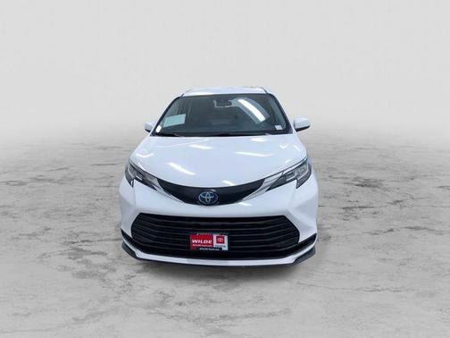 2023 Toyota Sienna LE
