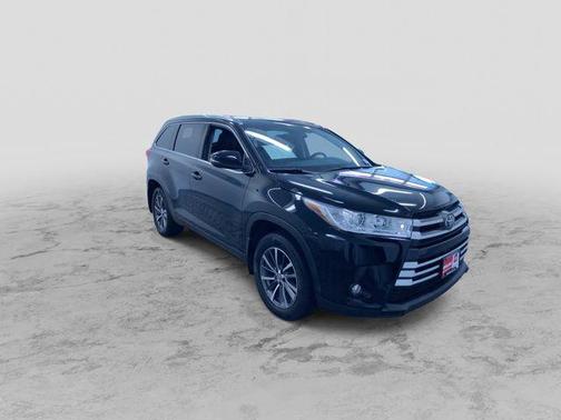 Midnight Black Metallic 2019 Toyota Highlander XLE