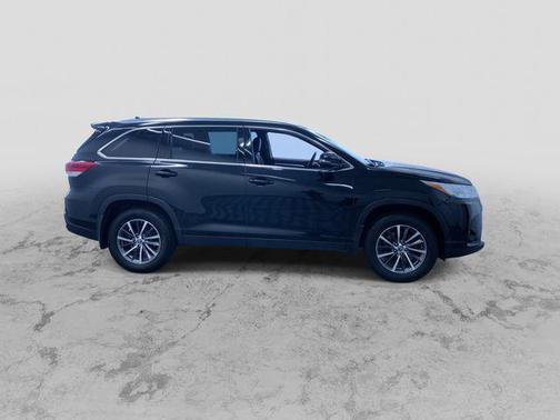Midnight Black Metallic 2019 Toyota Highlander XLE