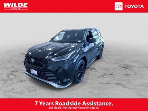 Midnight Black Metallic 2025 Toyota Highlander XSE