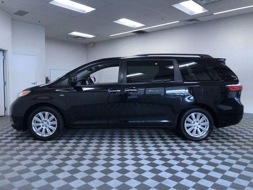 2017 Toyota Sienna XLE