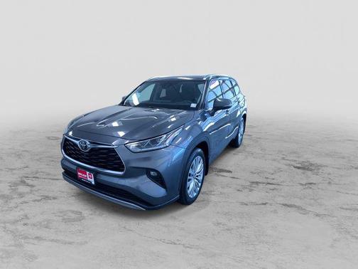Magnetic Gray Metallic 2022 Toyota Highlander Platinum