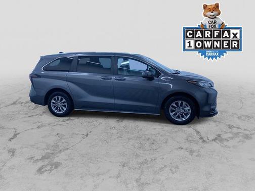 2025 Toyota Sienna LE