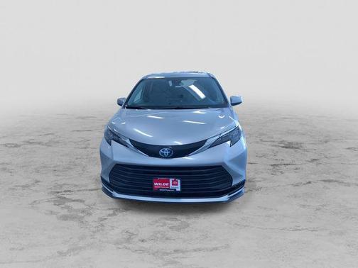 2025 Toyota Sienna LE