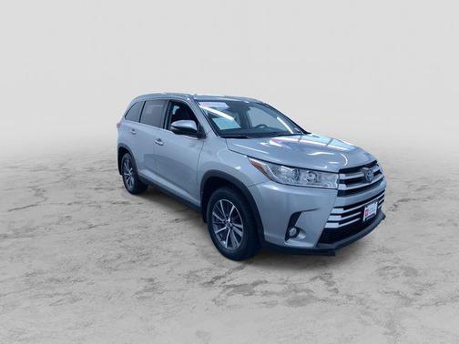 Celestial Silver Metallic 2019 Toyota Highlander XLE