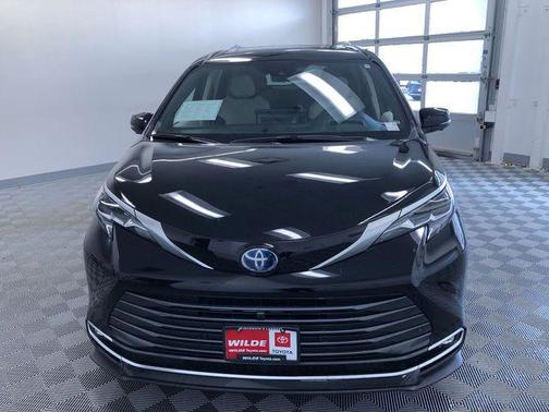 2025 Toyota Sienna Platinum 7 Passenger