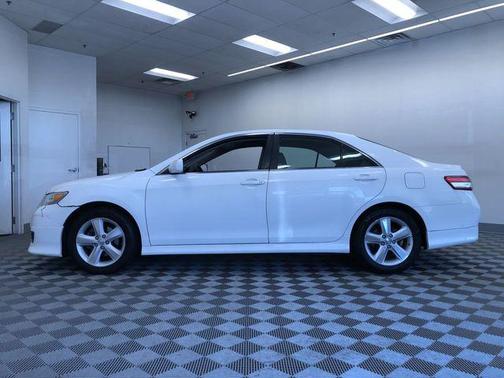 Super White 2011 Toyota Camry SE