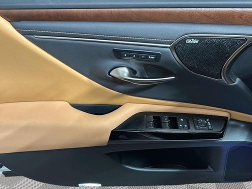 2024 Lexus ES 300h Ultra Luxury