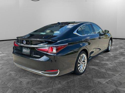 2022 Lexus ES 300h Luxury