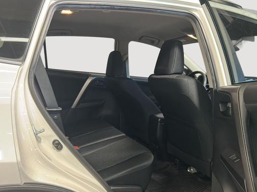 Super White 2018 Toyota RAV4 LE