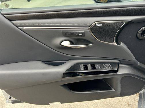 2025 Lexus ES 300h Ultra Luxury