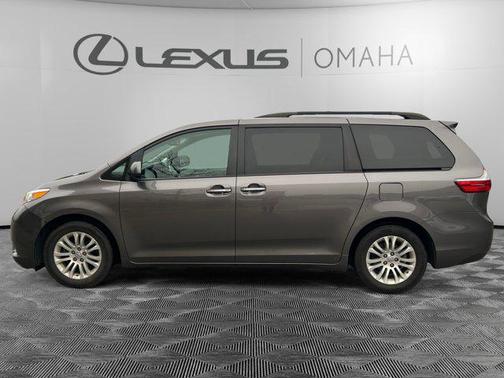 2017 Toyota Sienna XLE