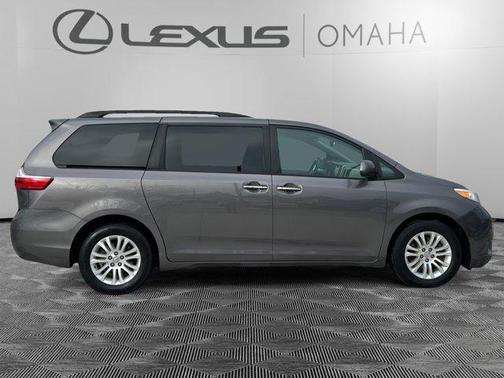 2017 Toyota Sienna XLE