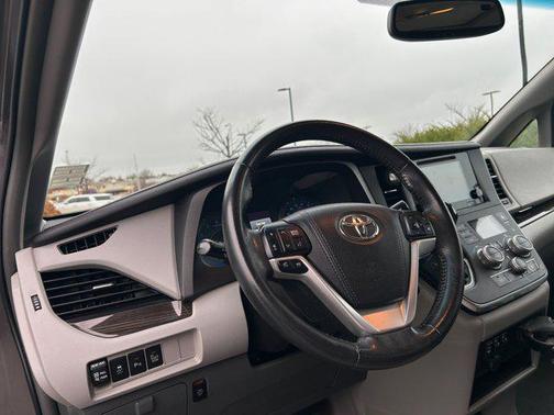 2017 Toyota Sienna XLE