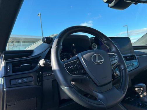 2025 Lexus ES 300h Luxury