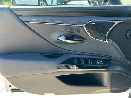 2025 Lexus ES 300h Luxury