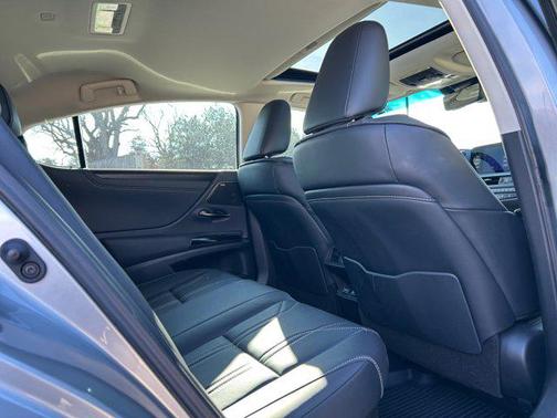 2025 Lexus ES 300h Luxury