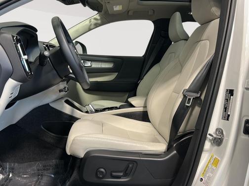 Crystal White Pearl 2025 Volvo XC40 B5 Plus Bright Theme