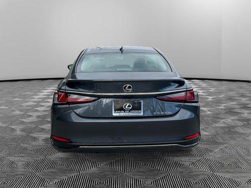 2025 Lexus ES 300h F SPORT Design