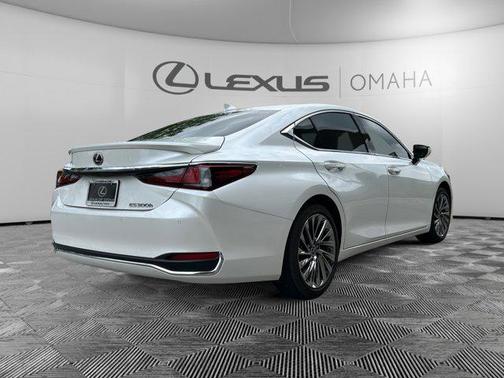 2024 Lexus ES 300h Luxury