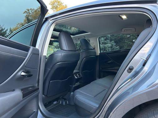 2019 Lexus ES 300h Base