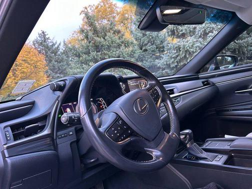 2019 Lexus ES 300h Base