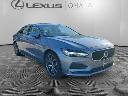 2019 Volvo S90 T6 Momentum