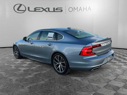2019 Volvo S90 T6 Momentum