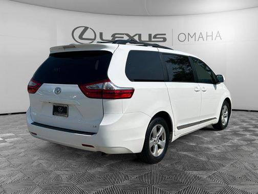2016 Toyota Sienna LE