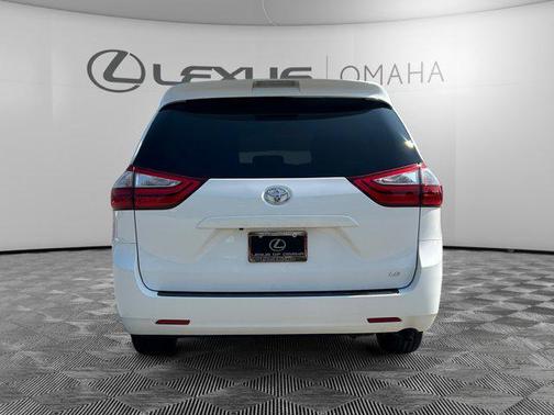 2016 Toyota Sienna LE