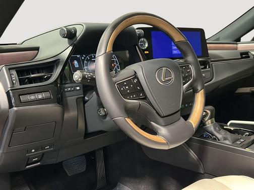 2025 Lexus ES 300h Ultra Luxury